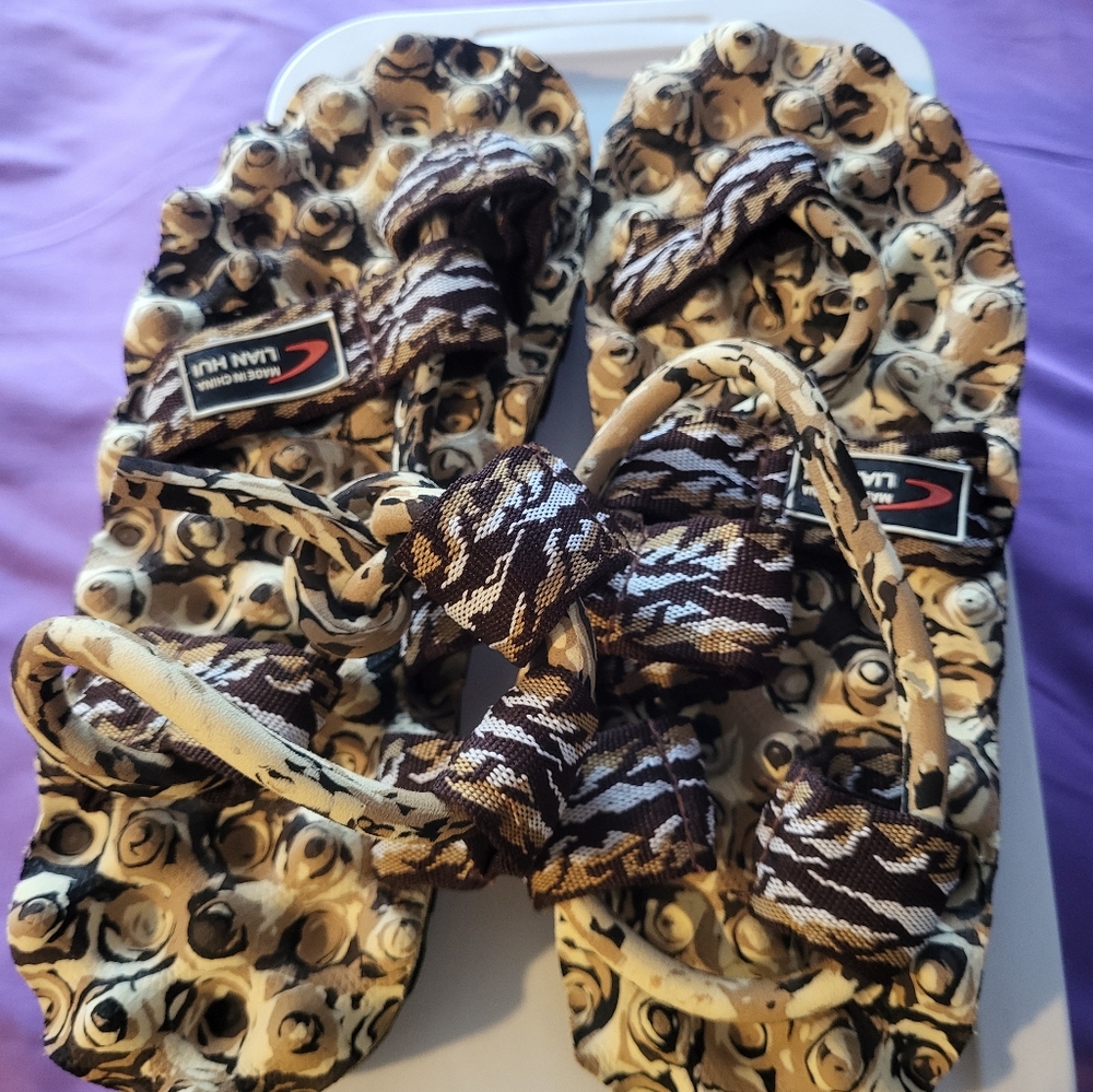 LIAN HUI  Patterned Sandals NWOT Size 8